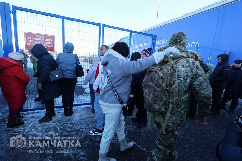 Это радость со слезами на глазах — самолёт с мобилизованными бойцами СВО прилетел на Камчатку. Фото: Виктор Гуменюк . Фотография 44