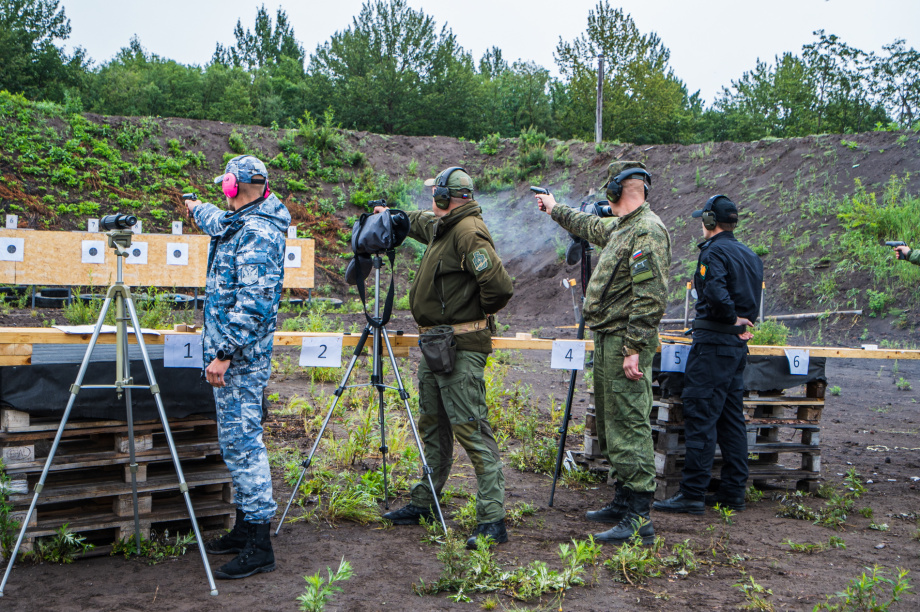 Офицеры УФСБ Камчатки взяли серебро на ведомственных соревнованиях по стрельбе . Фото организаторов. Фотография 1