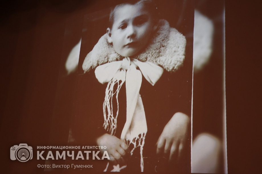 «Парту Героя» открыли сегодня в школе Петропавловска. фото: Виктор Гуменюк. Фотография 36