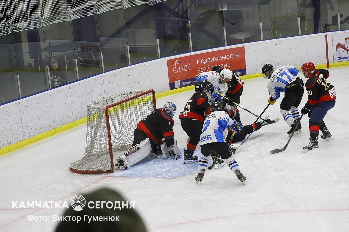 Чемпионат по хоккею среди взрослых команд стартовал на Камчатке. Фото: Виктор Гуменюк\ИА "Камчатка". Фотография 18