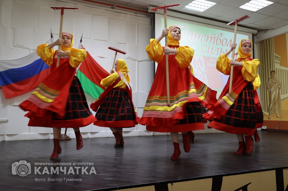 Праздничная программа «Единством сильны!» (фоторепортаж из библиотеки им. С.П. Крашенинникова). Фото: ИА «Камчатка» \ Виктор Гуменюк. Фотография 40