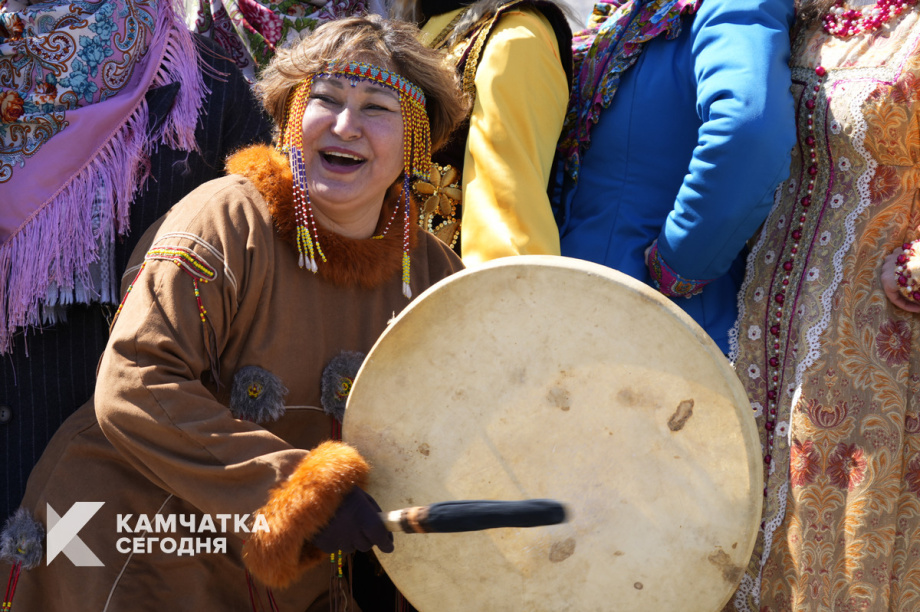 Тысячи камчатцев вышли на первомайское шествие на площади Ленина (фоторепортаж). Фото: ИА «Камчатка». Фотография 20