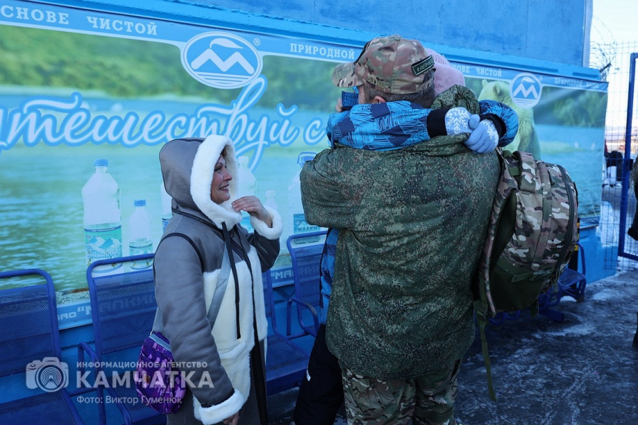 Это радость со слезами на глазах — самолёт с мобилизованными бойцами СВО прилетел на Камчатку. Фото: Виктор Гуменюк . Фотография 51