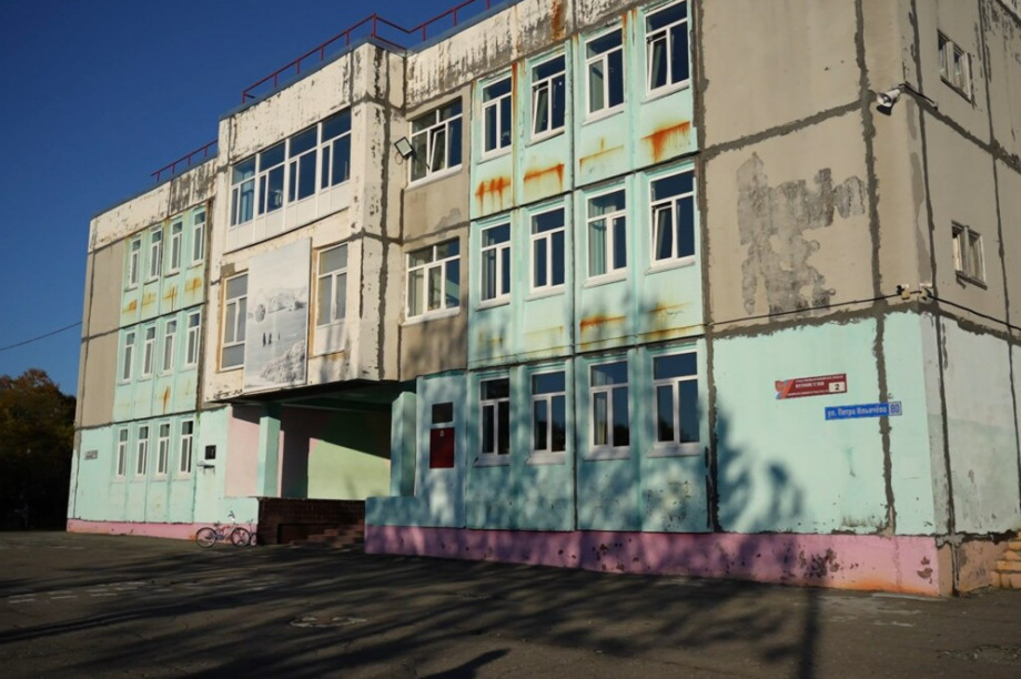 Федеральные эксперты обследуют пострадавшую после землетрясения школу в Петропавловске-Камчатском. Фото: kamgov.ru. Фотография 1