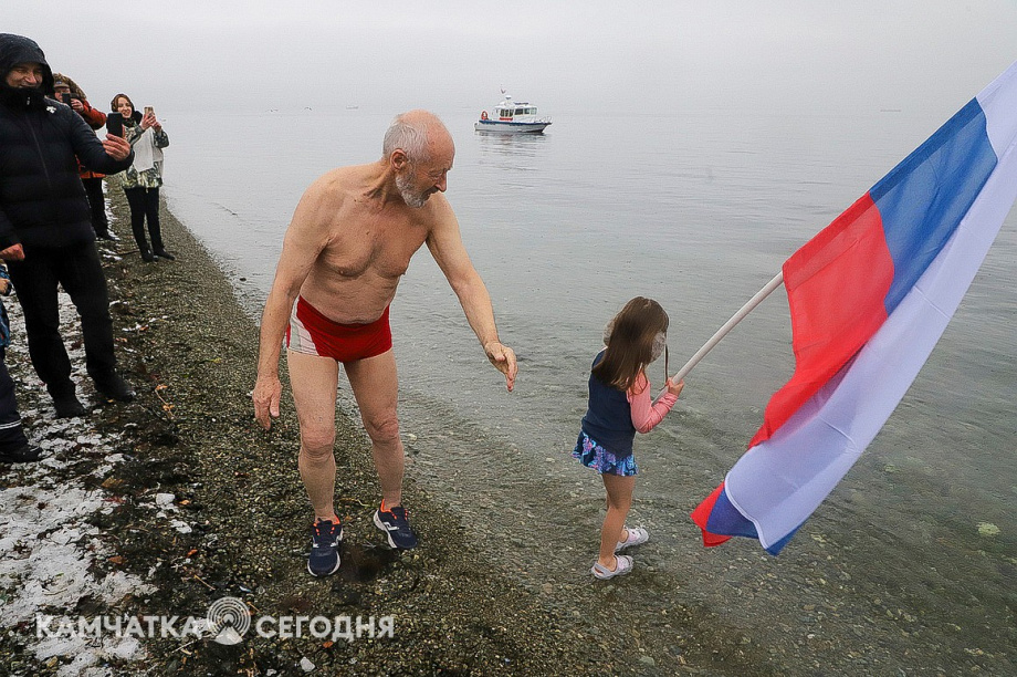 Заплыв в поддержку российских военных провели в бухте на Камчатке. Фоторепортаж. Фото: Виктор Гуменюк\ИА "Камчатка". Фотография 7