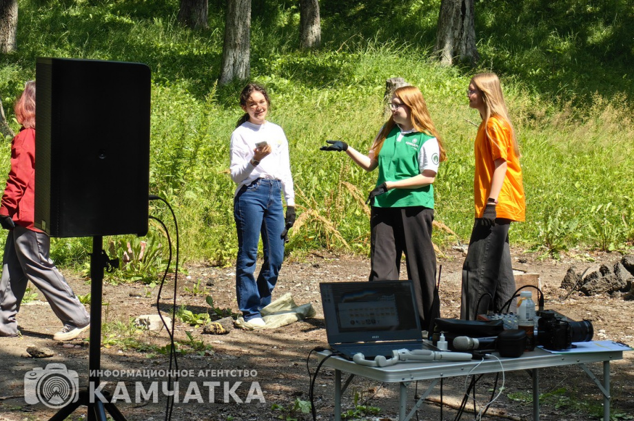 Молодежный субботник прошел в детском парке Петропавловска. фото: ИА "Камчатка". Фотография 26