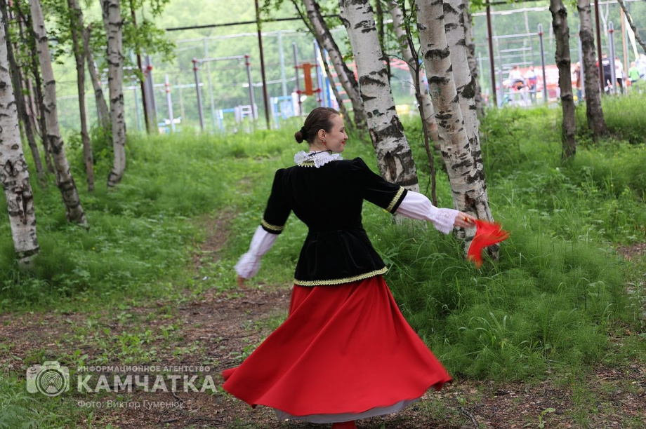 Мы славяне! — народное гуляние в Елизово было ярким и позитивным. Фото: ИА «Камчатка» \ Виктор Гуменюк. Фотография 16