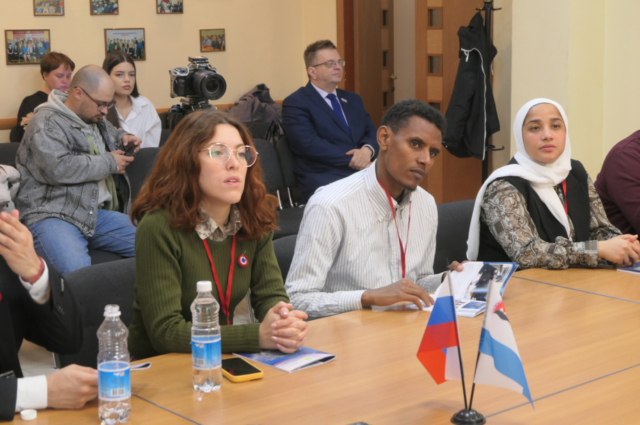 Руководители избиркома Камчатки встретились с международными наблюдателями: открытость и контроль на выборах. ИА «Камчатка» / Кирилл Маренин. Фотография 4
