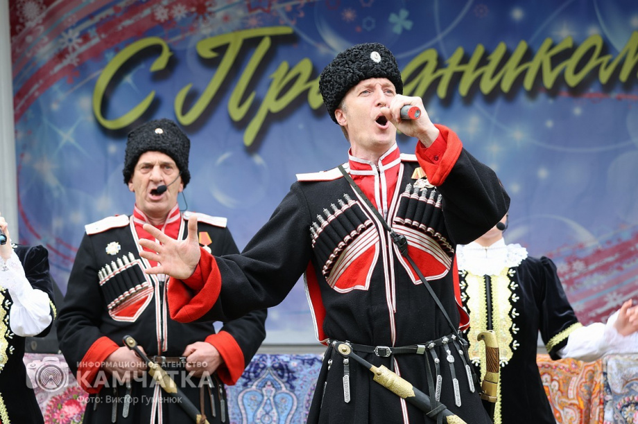Мы славяне! — народное гуляние в Елизово было ярким и позитивным. Фото: ИА «Камчатка» \ Виктор Гуменюк. Фотография 19