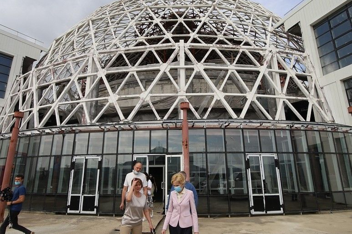 Полностью остеклили купол нового театра кукол на Камчатке. Фотоподборка. Фото: Виктор Гуменюк. Фотография 62