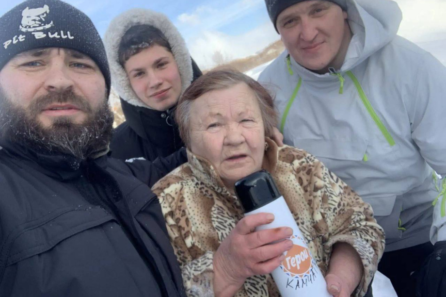 «Герои Камчатки» Игорь Арсенов и Павел Антропов  пришли на помощь старикам. Фото из личного архива И. Арсенова. Фотография 1