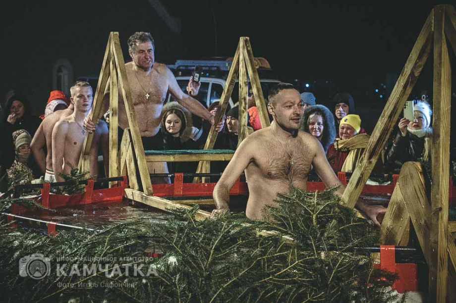 Крещенские купания в Петропавловске-Камчатском: испытание ледяной купелью. Фото: ИА «Камчатка». Фотография 16