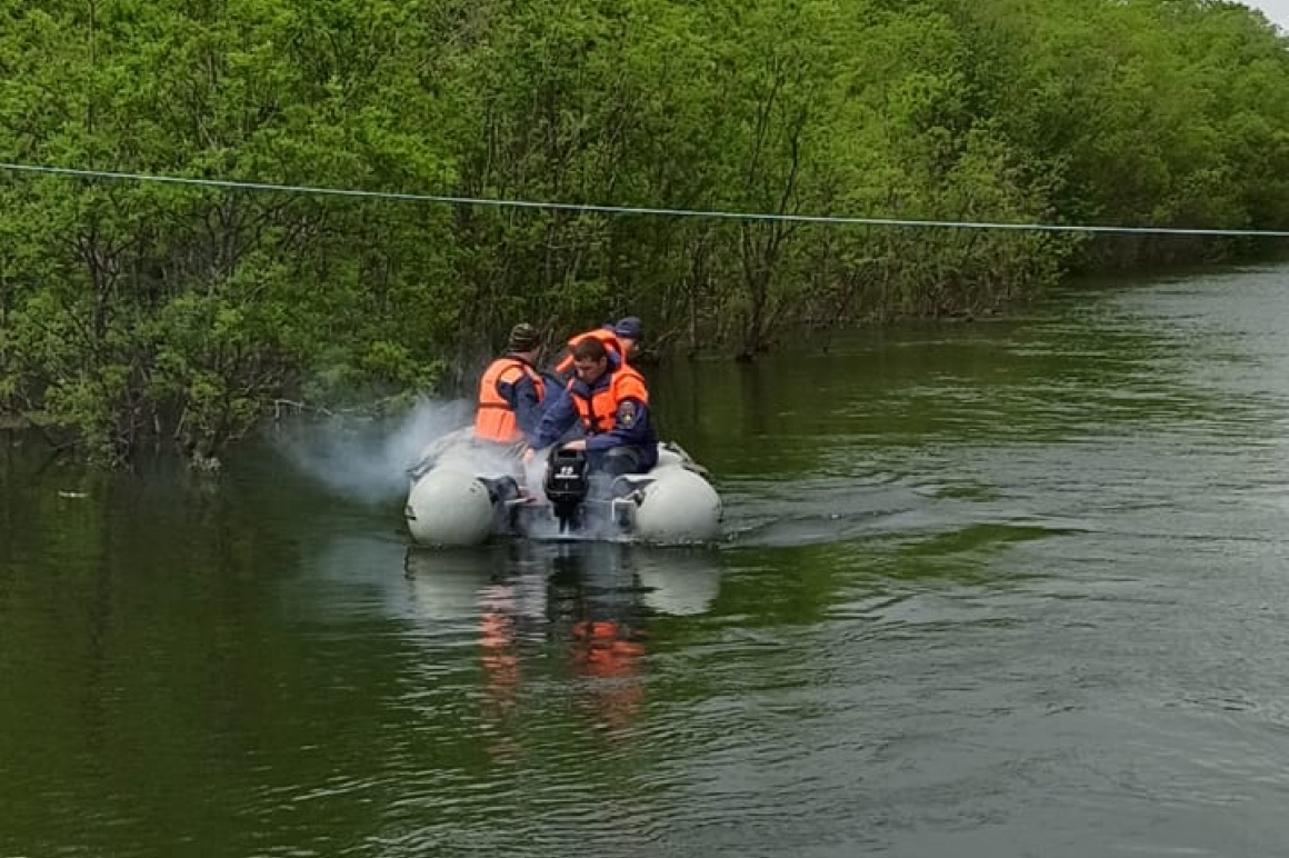 На Камчатке спасатели 12 часов искали туриста, лодку которого уносило по реке . Фото: ГУ МЧС России по Камчатскому краю. Фотография 3
