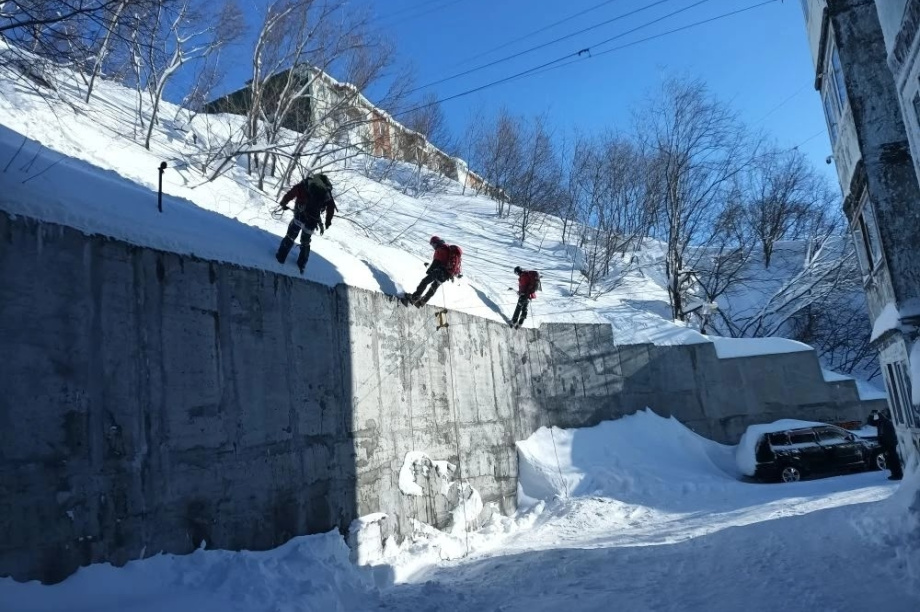Спасатели провели принудительный спуск лавин в Петропавловске-Камчатском. Фото: Сергей Лебедев, "ВКонтакте". Фотография 1