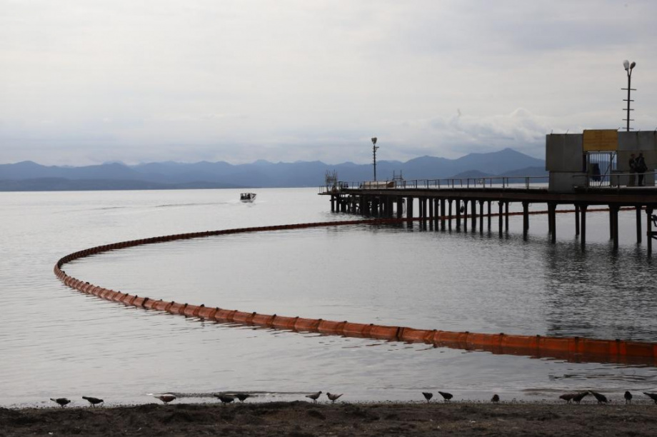 Утечку нефтепродуктов устраняют в Авачинской бухте. Фото: Виктор Гуменюк / информационное агентство "Камчатка"