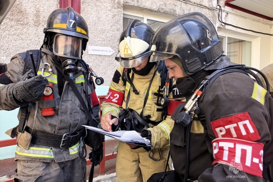 Пожарные тренировались спасать пациентов из горящего психоинтерната в Елизово. Фото: ГУ МЧС России по Камчатскому краю. Фотография 6