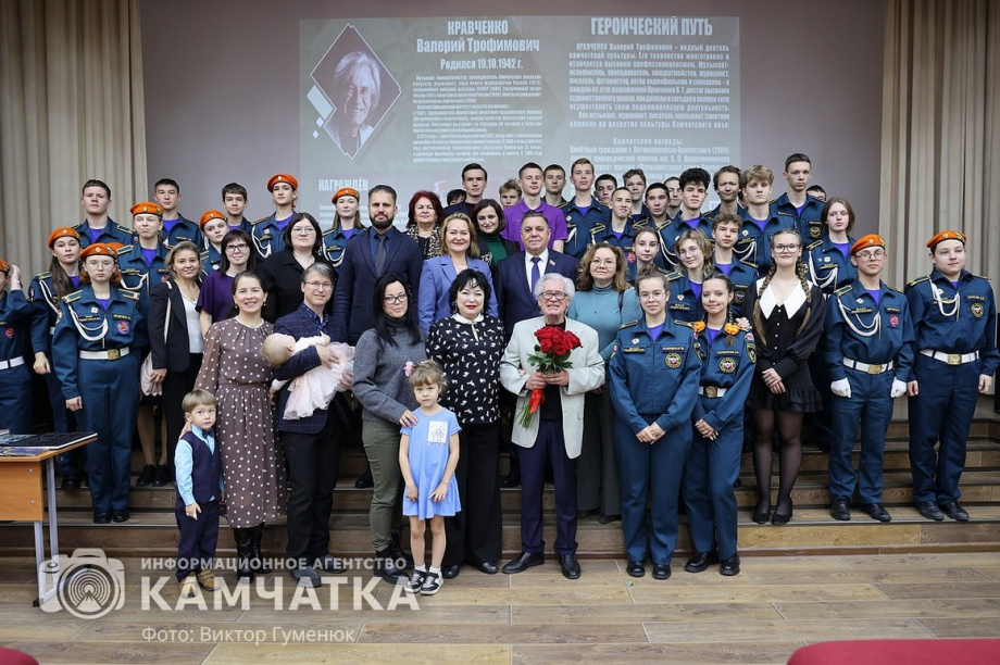 «Парту Героя» открыли сегодня в школе Петропавловска. фото: Виктор Гуменюк. Фотография 27