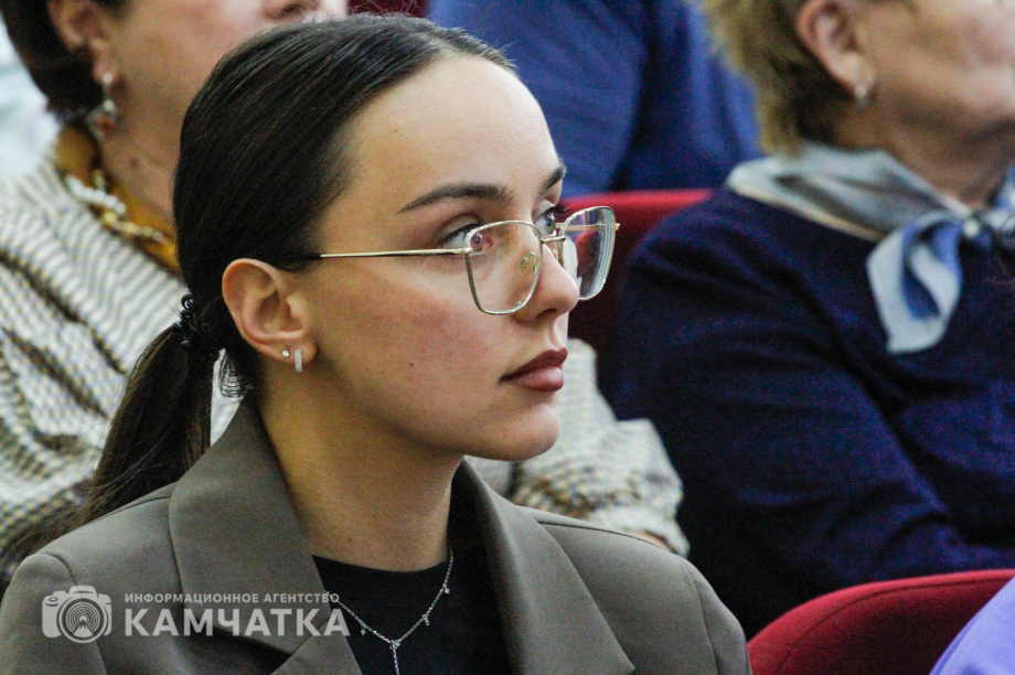 Встреча губернатора с горожанами - обратная связь и конструктивный диалог. Фото ИА «Камчатка»\ Игорь Сафончик. Фотография 10