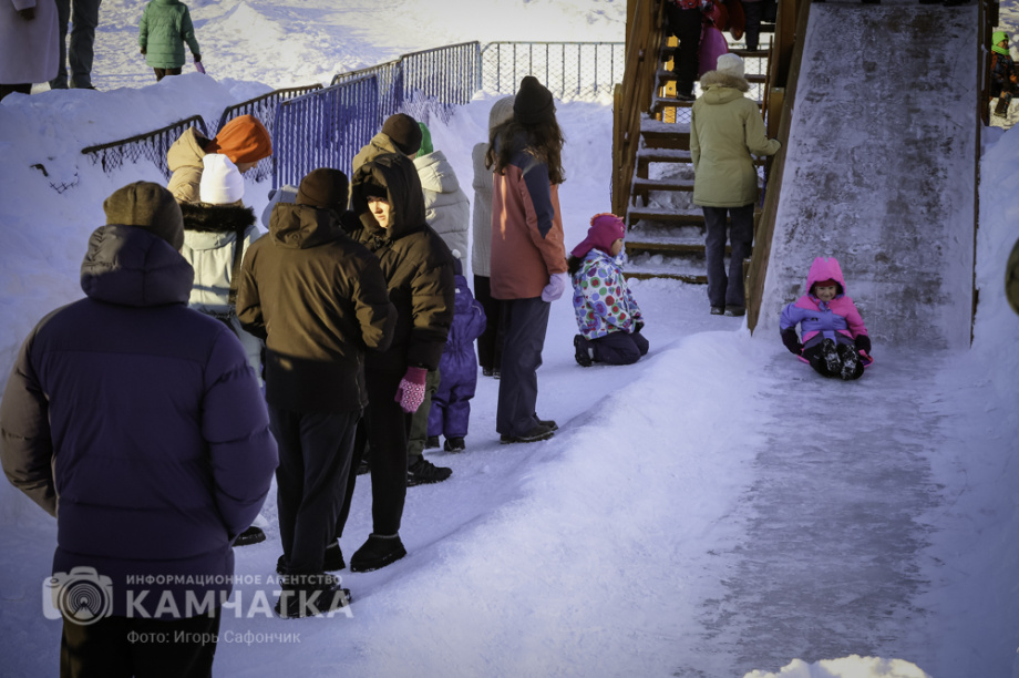 В Петропавловске-Камчатском продолжаются новогодние развлечения (фоторепортаж). Фото: «Камчатка Сегодня» \ Игорь Сафончик. Фотография 22