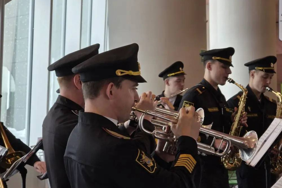 Импровизированный концерт прошел в главном аэропорту Камчатки к 8 марта. . Фотография 8