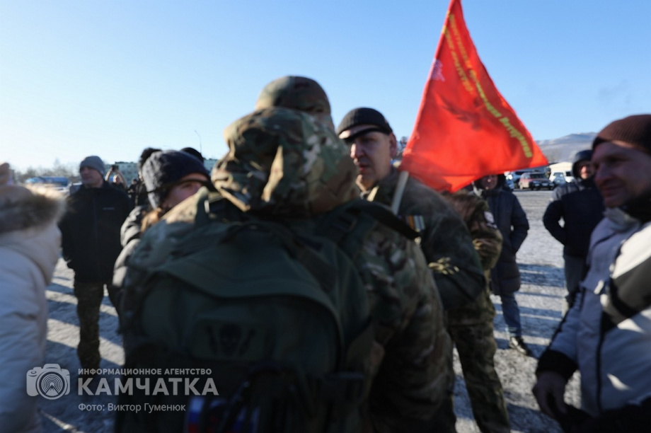 Это радость со слезами на глазах — самолёт с мобилизованными бойцами СВО прилетел на Камчатку. Фото: Виктор Гуменюк . Фотография 26