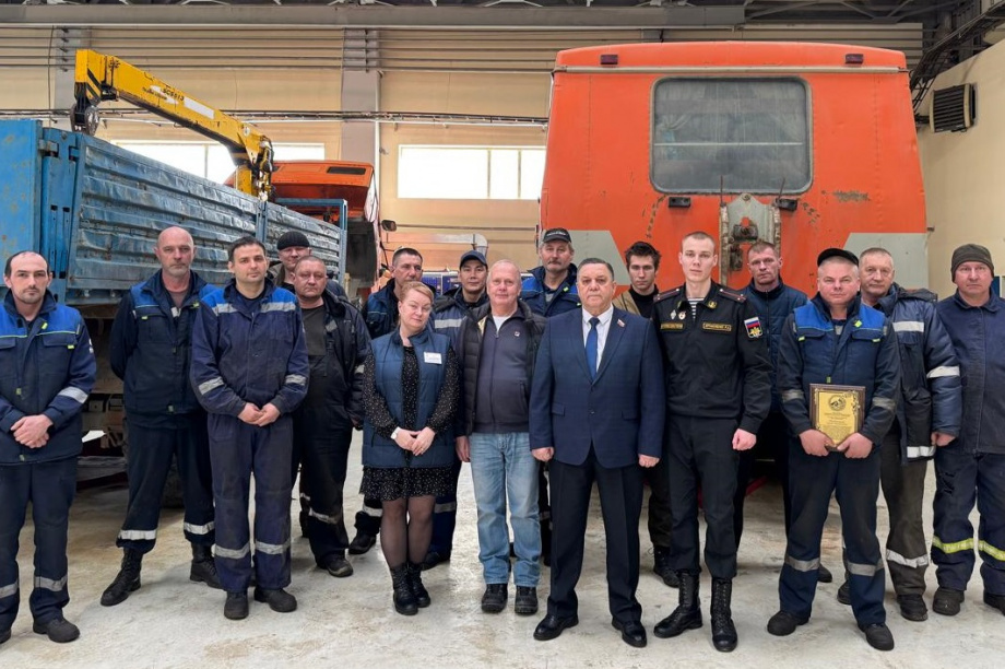 На Камчатке автомеханики безвомездно ремонтируют транспорт для нужд СВО. Фото: Городская Дума. Фотография 1