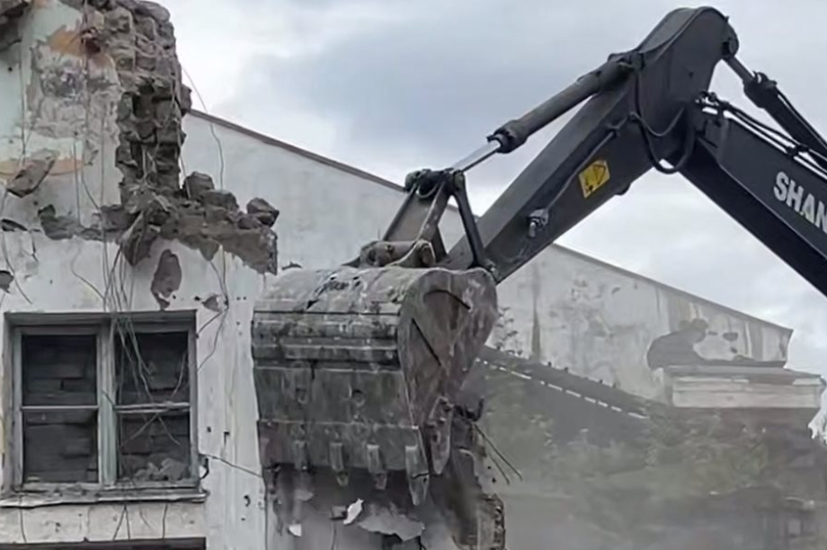 В Елизово снесли заброшенный и аварийный ДОСА. Фото : тг. Солодов. Камчатка. Фотография 2