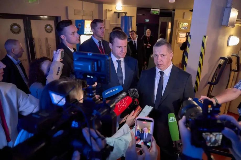 Юрий Трутнев высоко оценил павильон Камчатки на ВЭФ-2026 в виде подводного крейсера. . Фотография 15