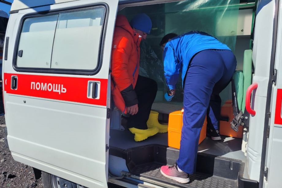 Выживших на Ключевском вулкане туристов  доставили в больницу. Фото: пресс-служба КГКУ "ЦОД". Фотография 1