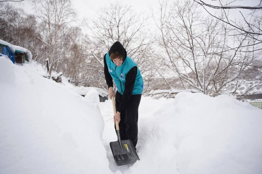 Тёплая помощь в снежном хаосе: камчатская молодежь взяла на себя заботу о самых уязвимых. Фото: kamgov.ru. Фотография 10