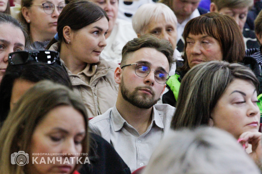 Встреча губернатора с горожанами - обратная связь и конструктивный диалог. Фото ИА «Камчатка»\ Игорь Сафончик. Фотография 22