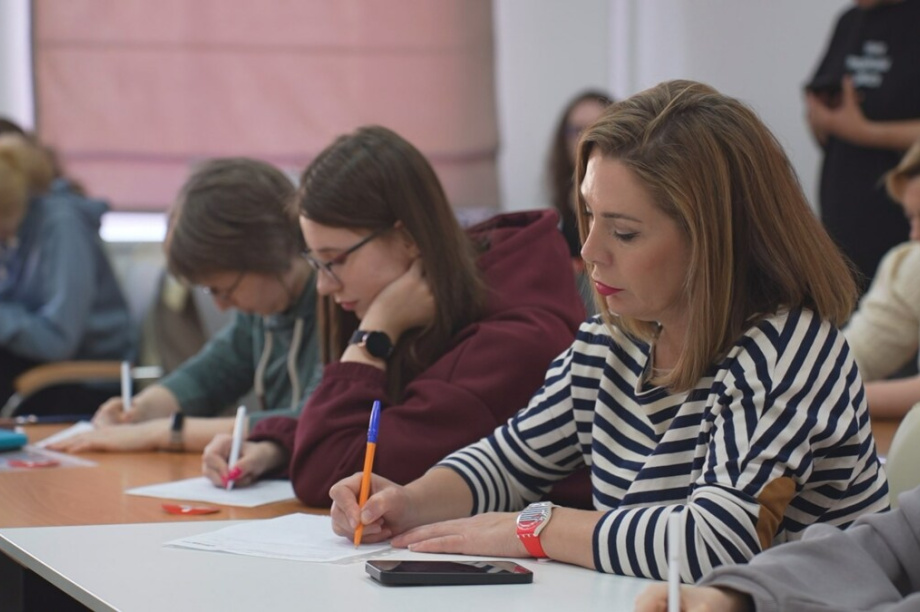 Порядка 350 камчатцев написали Тотальный диктант на 11 площадках. kamgov.ru. Фотография 2