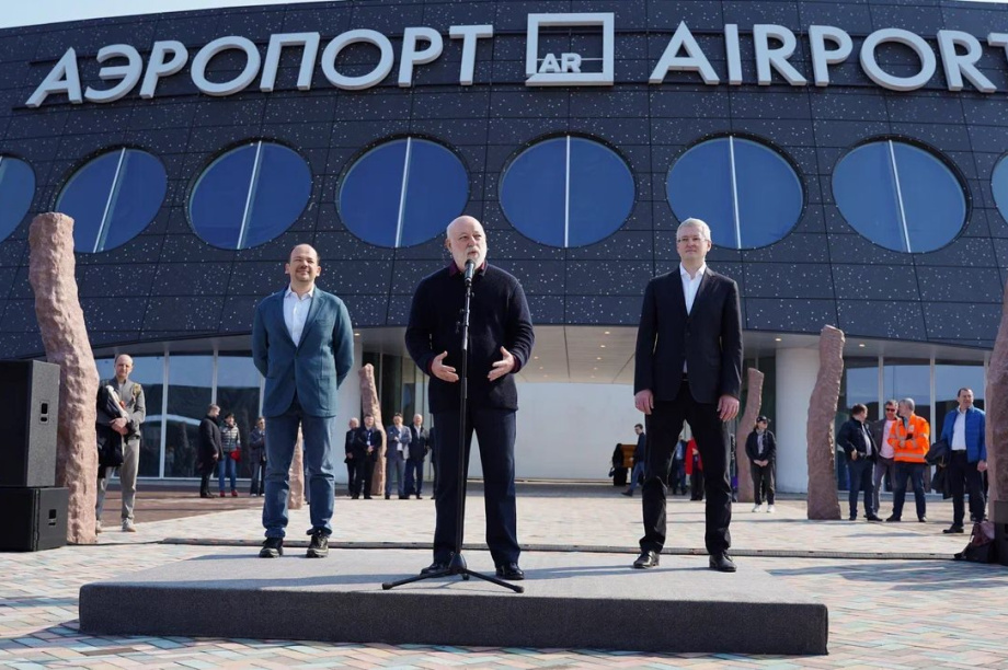 В аэропорту Петропавловска-Камчатского открыт бюст Витусу Берингу. Фото организаторов. Фотография 2
