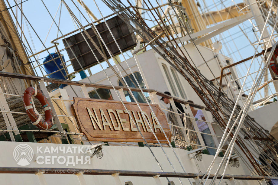 Парусник «Надежда» пригласил на борт жителей Петропавловска-Камчатского. Фото: ИА «Камчатка» \ Игорь Сафончик. Фотография 2