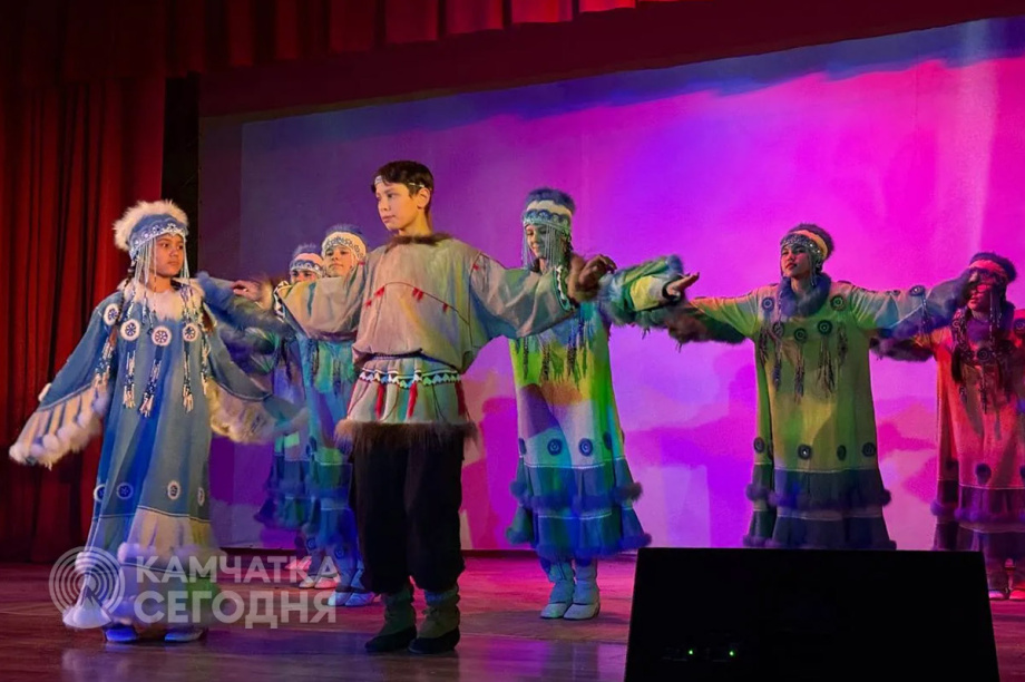 Каюров «Берингии-2026» встретили на берегу реки Палана песнями и горячим чаем. Фото: Юлия Воронова. Фотография 1