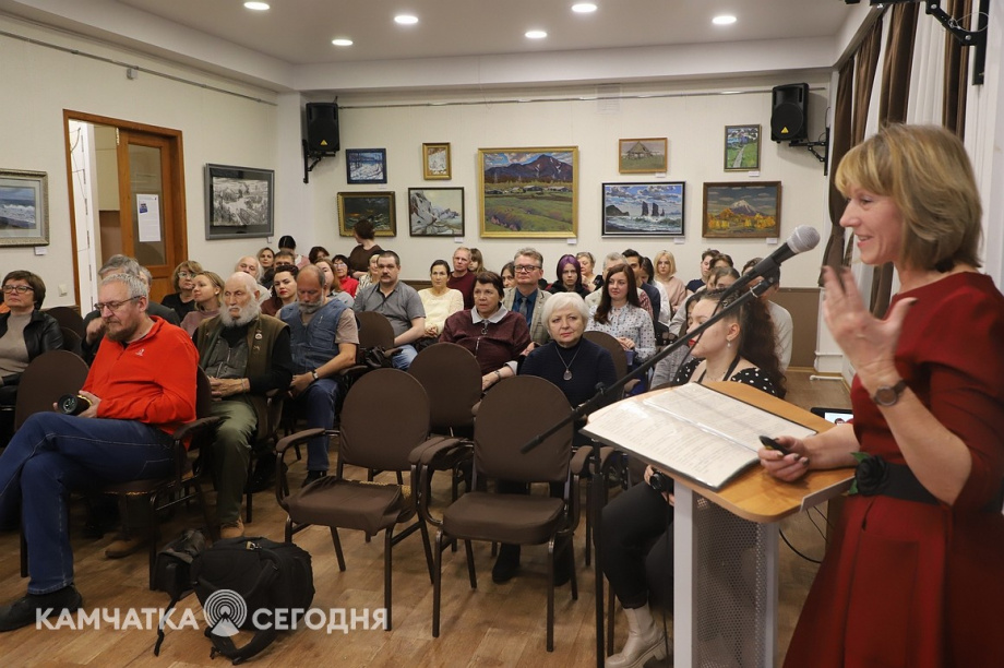 Презентация энциклопедического издания «Времен связующая нить. Художники Камчатки». Фоторепортаж. Фото: Виктор Гуменюк. Фотография 4