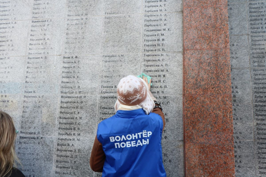 На Камчатке волонтеры привели в порядок памятник участникам Великой Отечественной войны. Фото: администрация ЕМР. Фотография 8