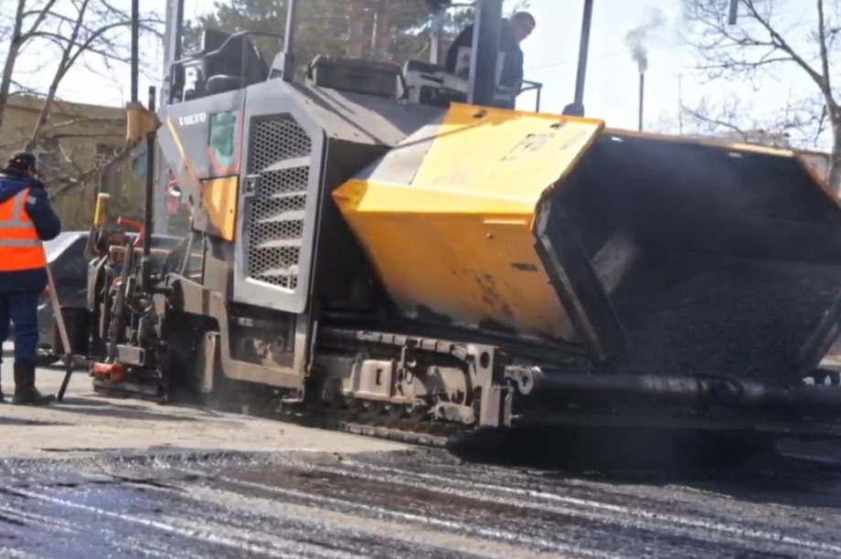  В Елизове до вечера перекрыли участок улицы Ленина для ремонта асфальта. . Фотография 5