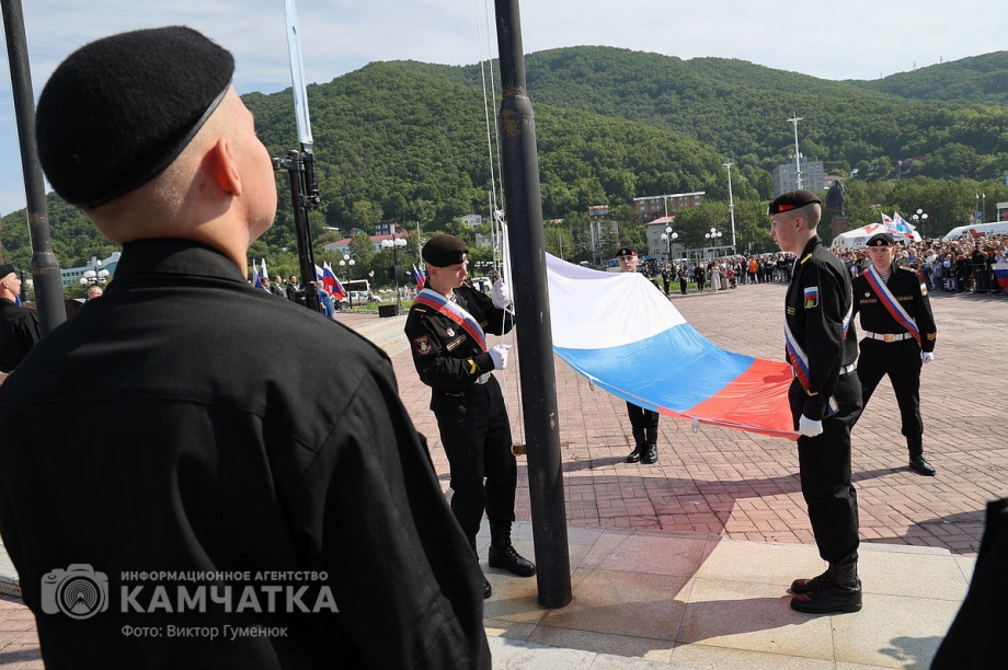 Триколор на главной площади Петропавловска-Камчатского - главный герой и триумфатор  . Фото: ИА «Камчатка» \ Виктор Гуменюк. Фотография 20