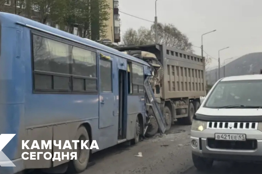 В Петропавловске грузовик и автобус столкнулись на участке дорожных работ. . Фотография 3