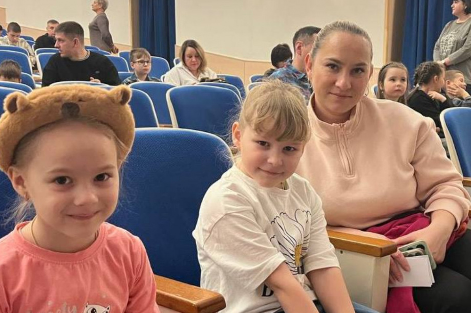 В Вилючинске семьи военнослужащих, участвующих в СВО, побывали на мюзикле «Волк и семеро козлят». Фото: фонд Защитники Отечества (Камчатка). Фотография 4