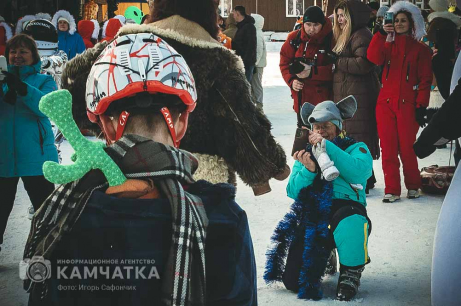 Горнолыжники устроили карнавальный заезд на «Морозке» в Елизово. Фото: ИА «Камчатка». Фотография 34