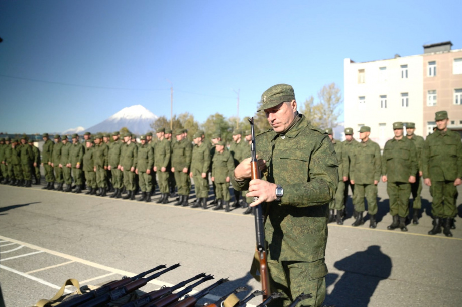 Мобилизованные камчатцы получили автоматы Калашникова . Фото: правительство Камчатского края. Фотография 2