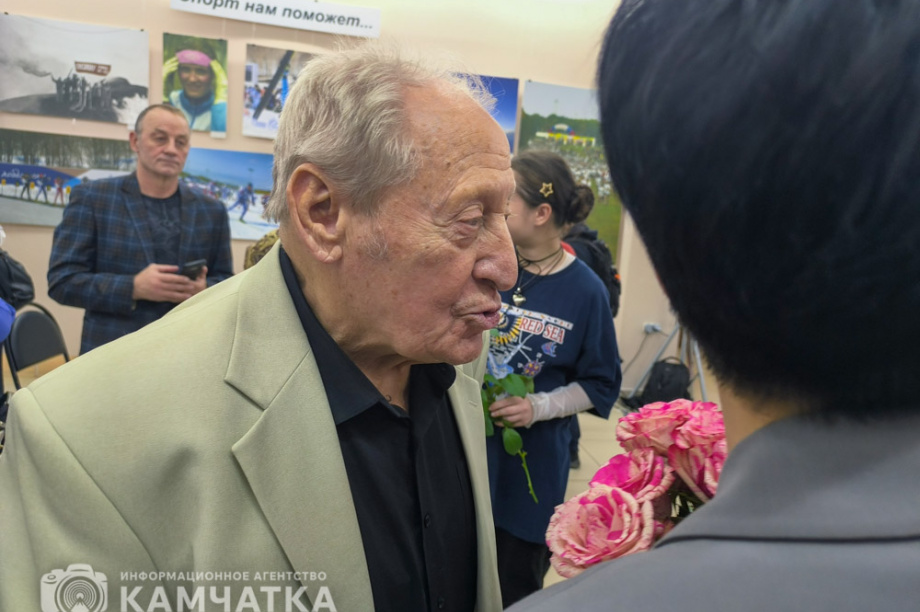 Известный камчатский фотограф Игорь Вайнштейн отметил свой 90-летний юбилей открытием выставки. Фото: ИА «Камчатка» \ Игорь Сафончик. Фотография 1