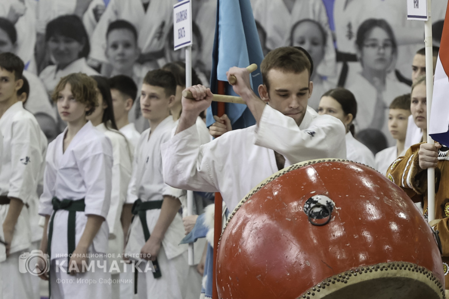 На Камчатке состоялся Чемпионат и первенство ДФО по каратэ-киокусинкай (фоторепортаж). Фото: «Камчатка Сегодня» \ Игорь Сафончик. Фотография 18