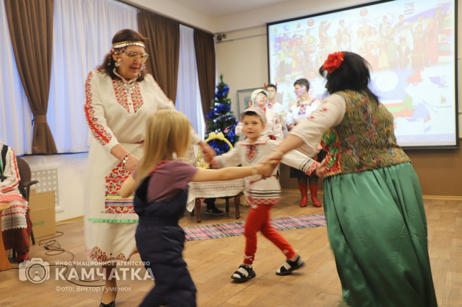 Святочные традиции вспоминали в краевой библиотеке Камчатки. Фото: Виктор Гуменюк. Фотография 35