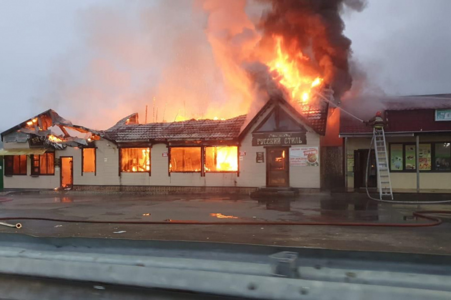 Камчатские пожарные вынесли из горящего «Пирожкового рая» несколько баллонов с пропаном. Фото: соцсети