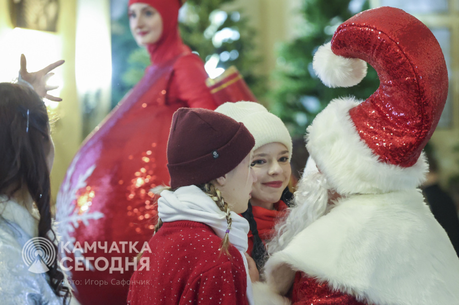 Пятьсот детей побывали на Губернаторской ёлке на Камчатке. Фото: ИА «Камчатка»/Игорь Сафончик. Фотография 41