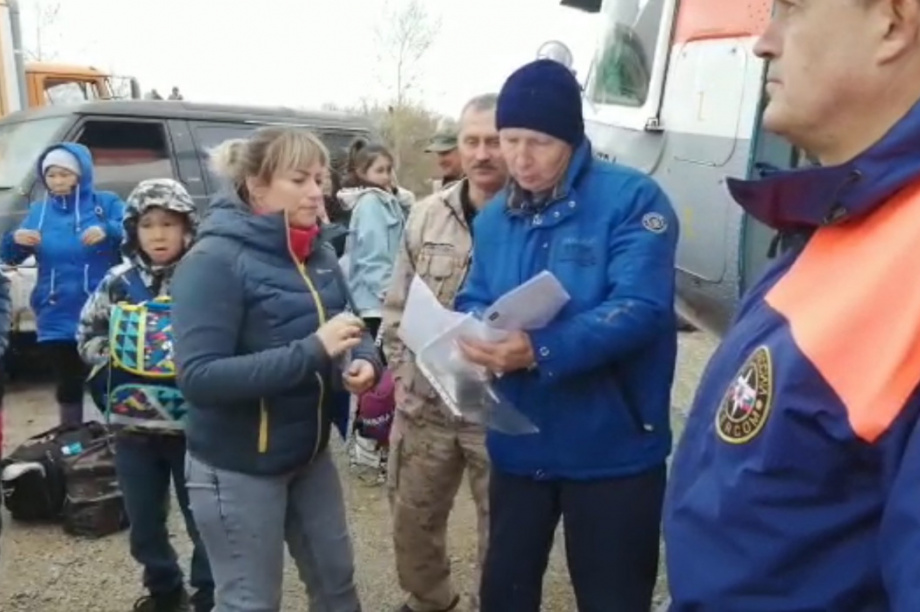 На севере Камчатки спасатели эвакуируют жителей подтопленного села . Фото предоставлено пресс-службой краевого управления МЧС. Фотография 4