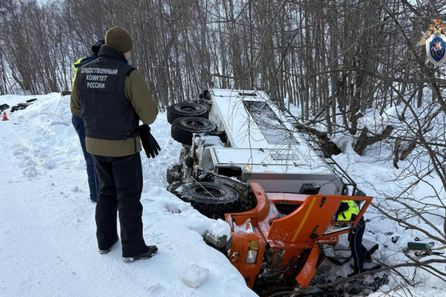 Вахтовка с 26 рабочими рухнула в реку на Камчатке. Фото: СУ СК России по Камчатскому краю